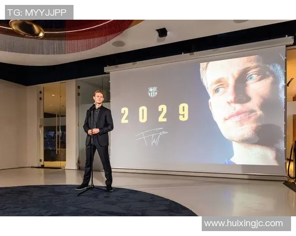 足球球星脖套热潮引发运动时尚与保暖功能双重关注