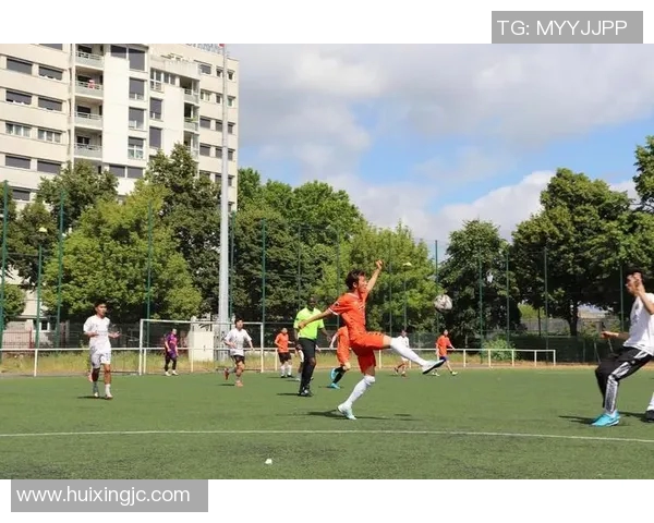 震撼瞬间巨星全力怒射足球划破长空点燃全场激情 震撼瞬间巨星全力怒射足球划破长空点燃全场激情